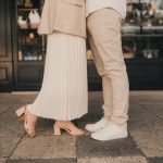 Pareja romántica de pie cerca de la boutique