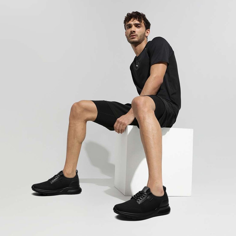 Zapatillas deportivas de punto negras para hombre que aumentan la altura 7 cm más. Zapatillas deportivas de punto negras para hombre que aumentan la altura 7 cm más.